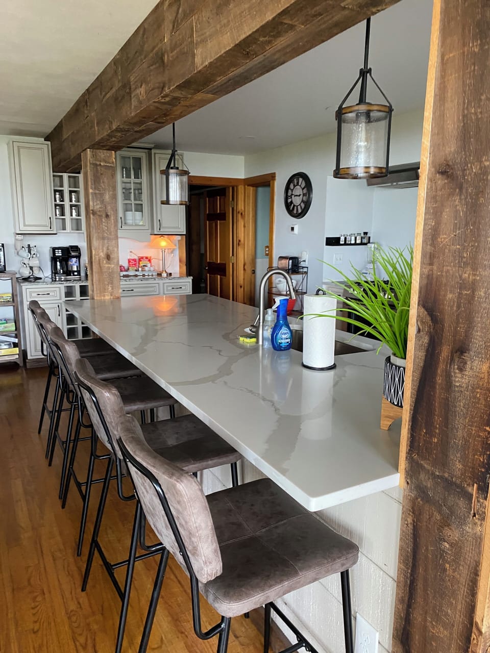 Oversized quartz eating bar