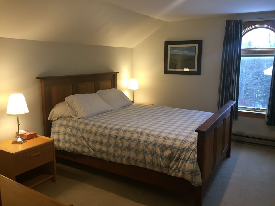 Bedroom 4 - Queen bed