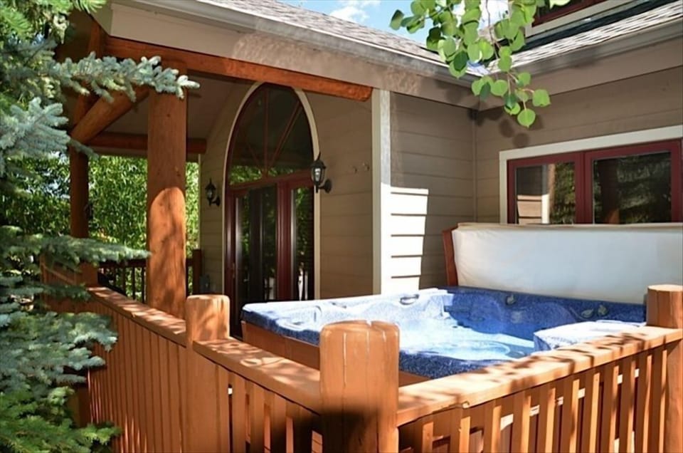 Private Hot Tub on back deck