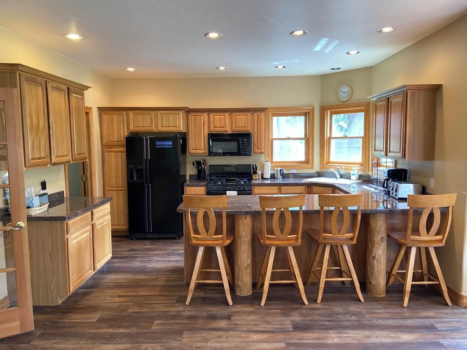 Kitchen counter seats 4
