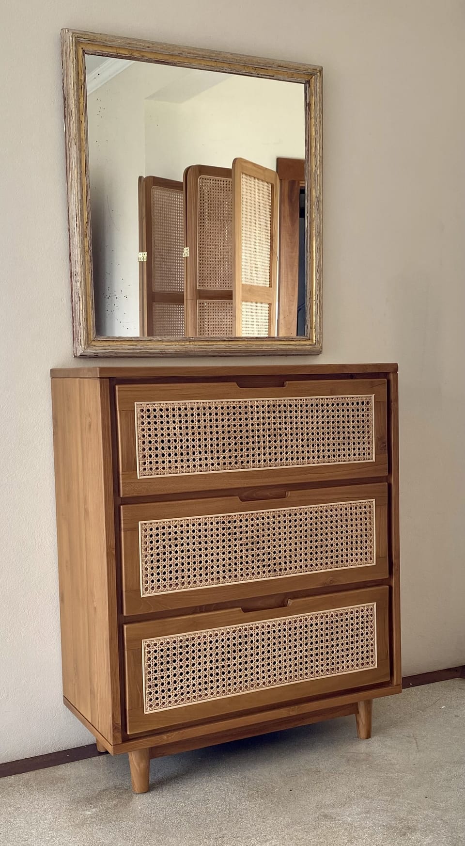 Natural fiber with vintage style.