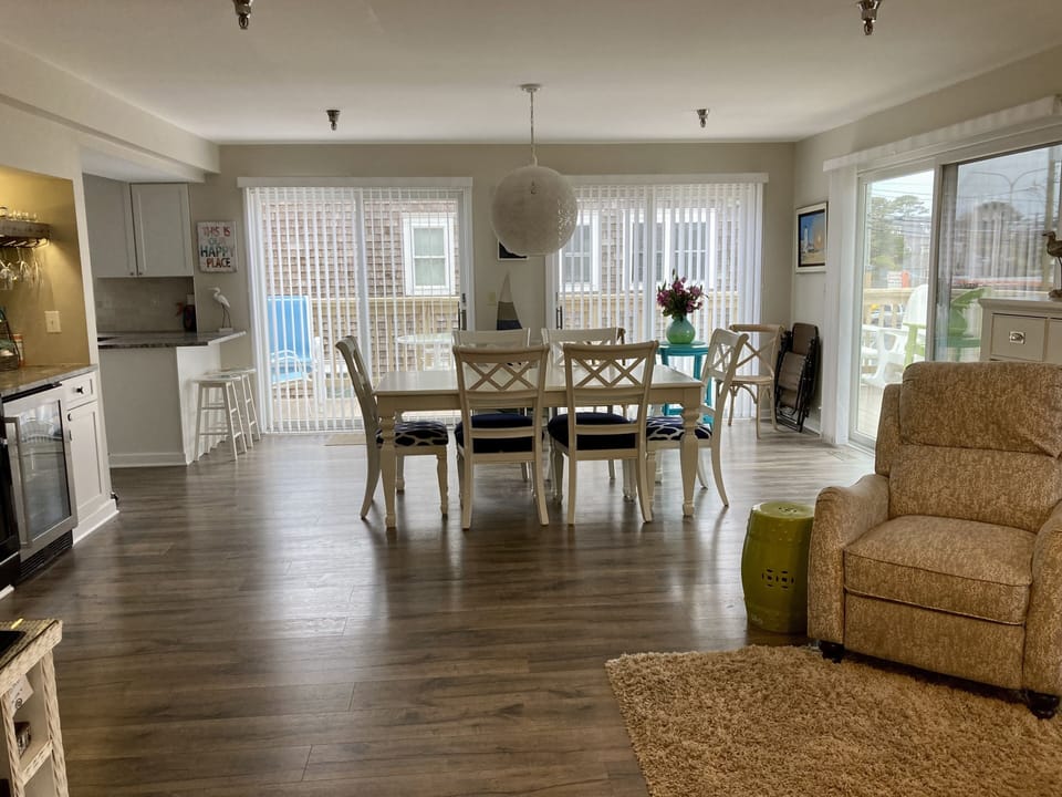Spacious 2nd floor living/dining area