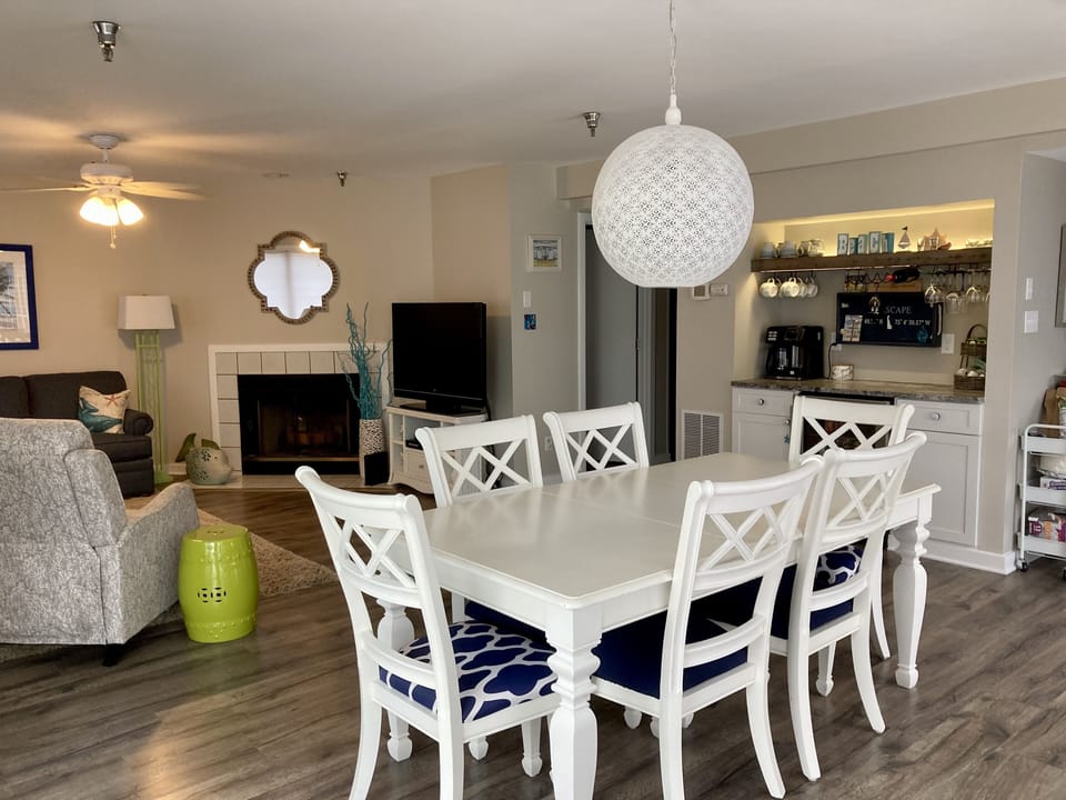 2nd floor dining/bar area