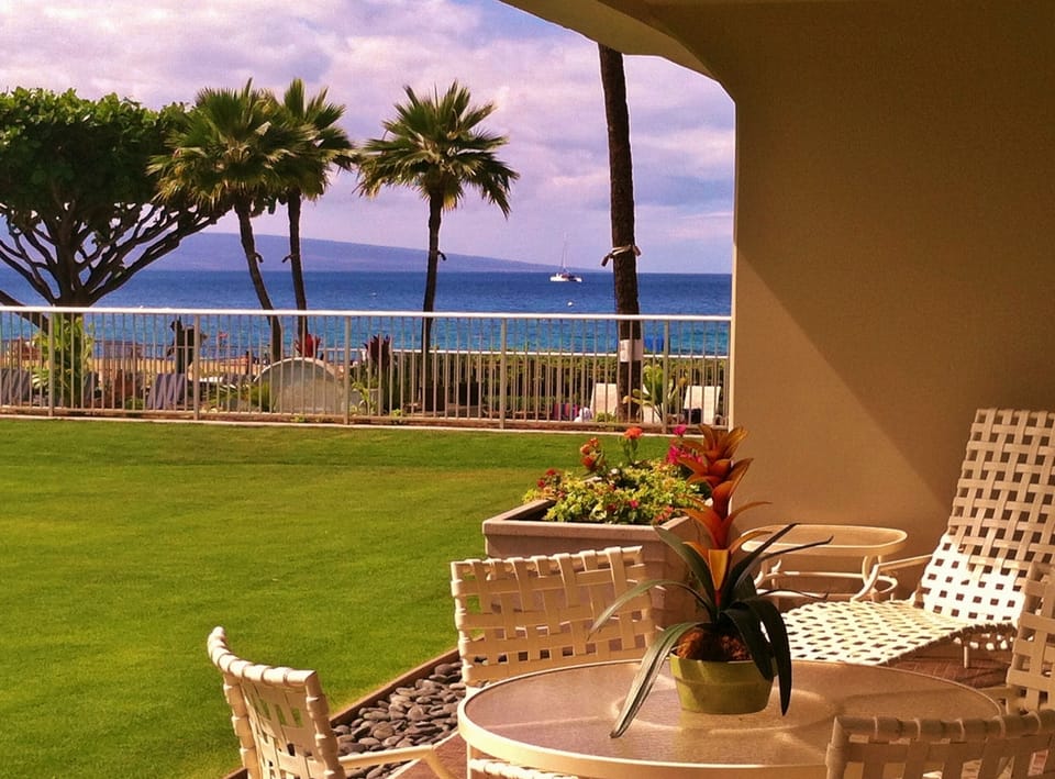 Ocean view lanai~ right out to the pool & beach!