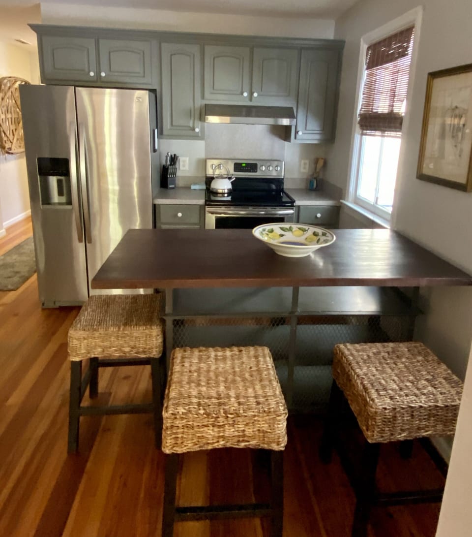 Kitchen / dining island