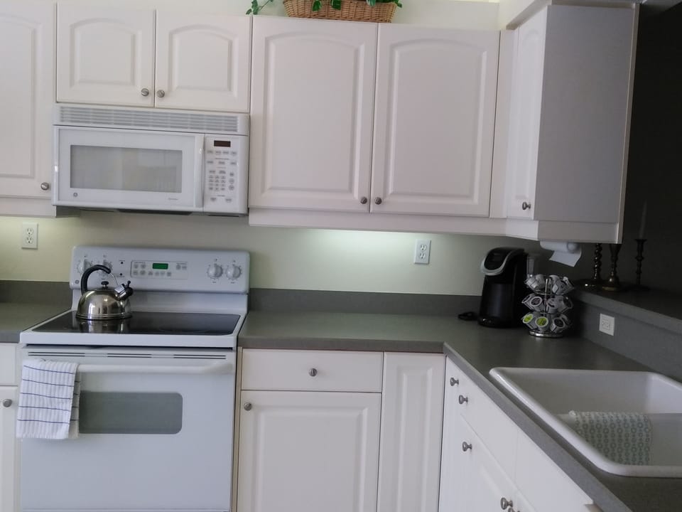 Well stocked kitchen.  Keurig or drip coffee.  Toaster oven etc.
