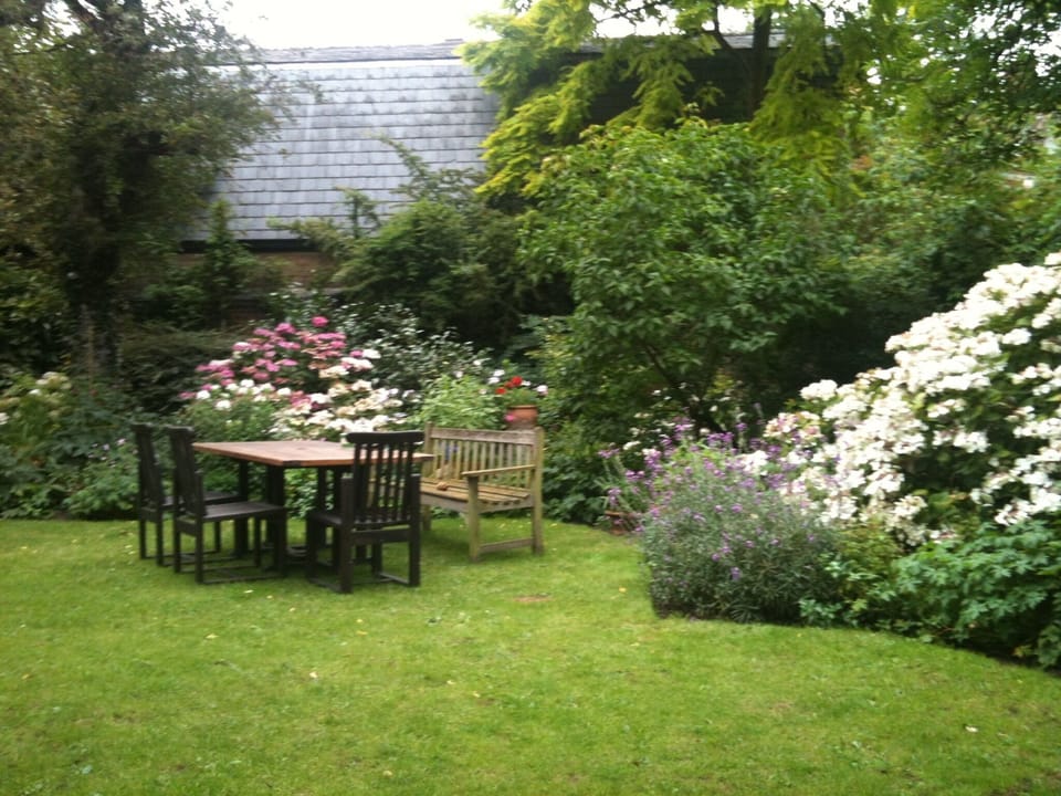 Garden - Table & chairs for outside dining.