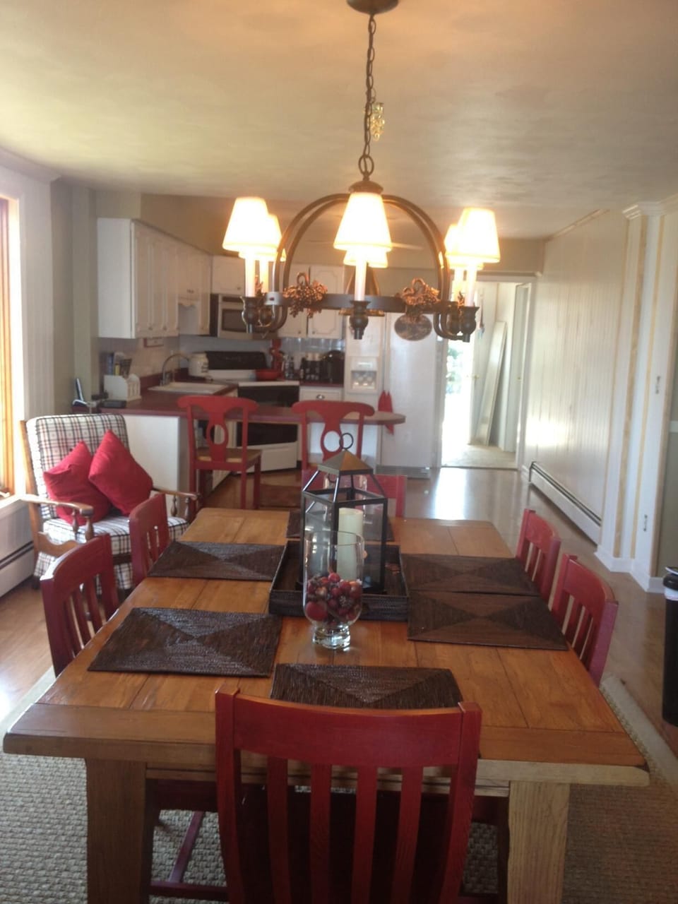 Enjoy relaxing and eating in dining area that gives you lakefront views