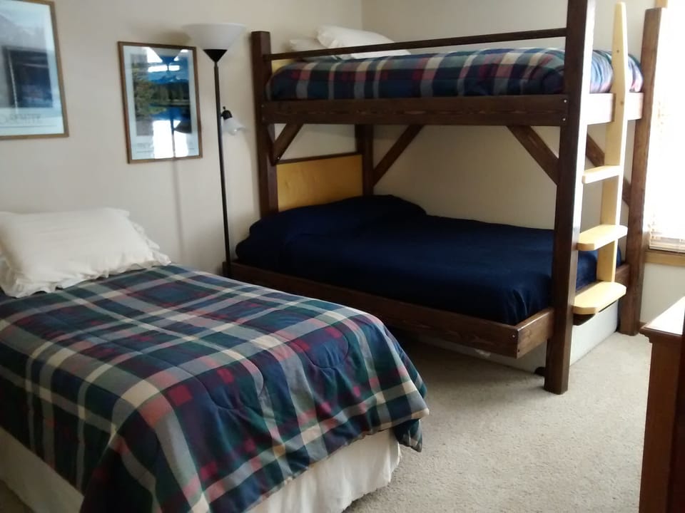 2nd bedroom, single + bunk bed (single / double)