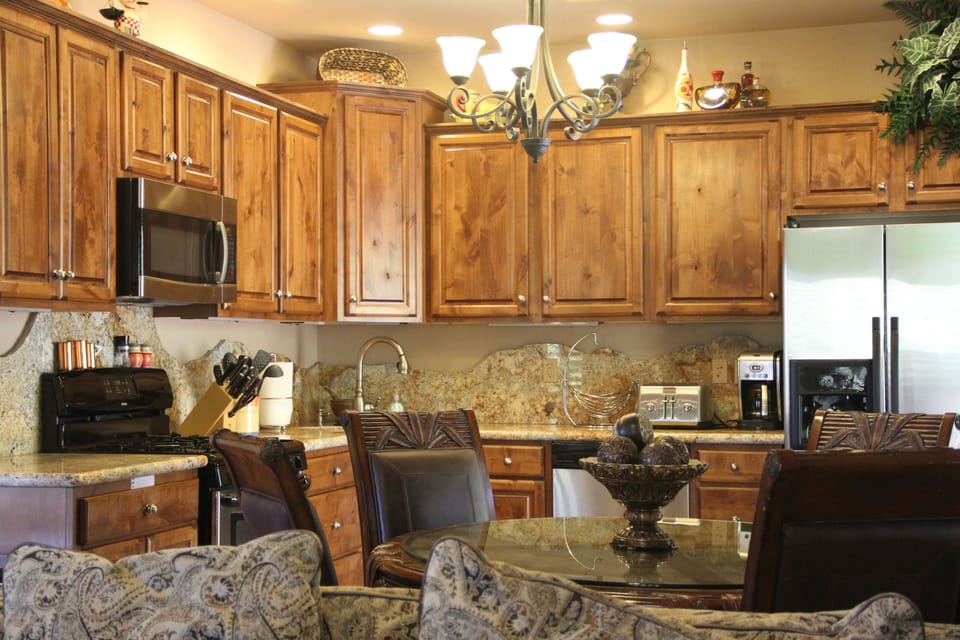 Guest Home Dining Kitchen