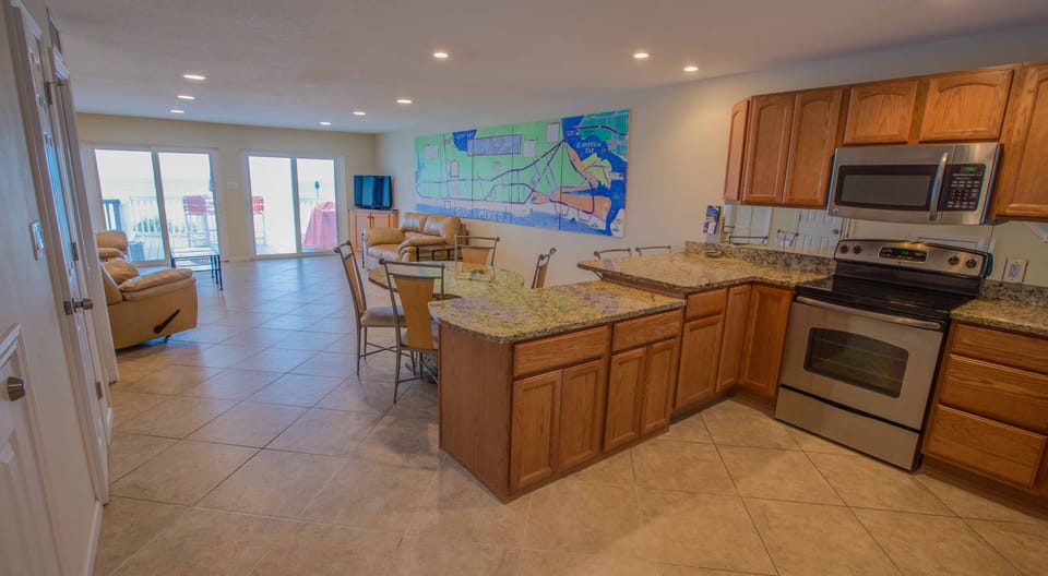 GREAT KITCHEN LAYOUT/JUST BRING FOOD/DRINK