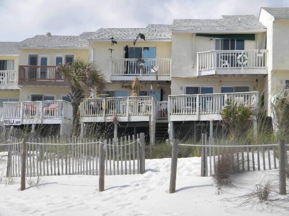 FENCED IN BACK YARD ON GULF/FOR PETS/KIDS RIGHT OF YOUR DECK