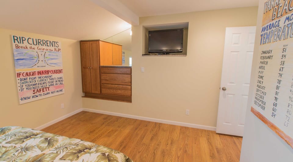 ROOMY/ALL BUILT IN/MASTER BATH GIVES YOU THAT PRIVACY