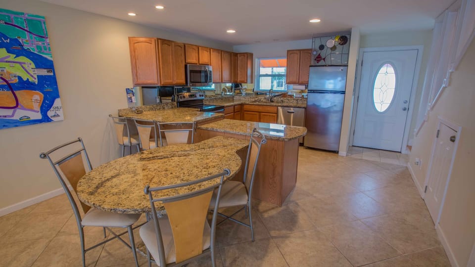 GRANITE TOPS/CLEAN LINES/NO CLUTER