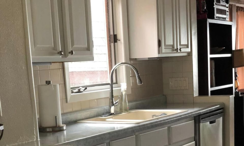 Breakfast bar for 2 in the kitchen