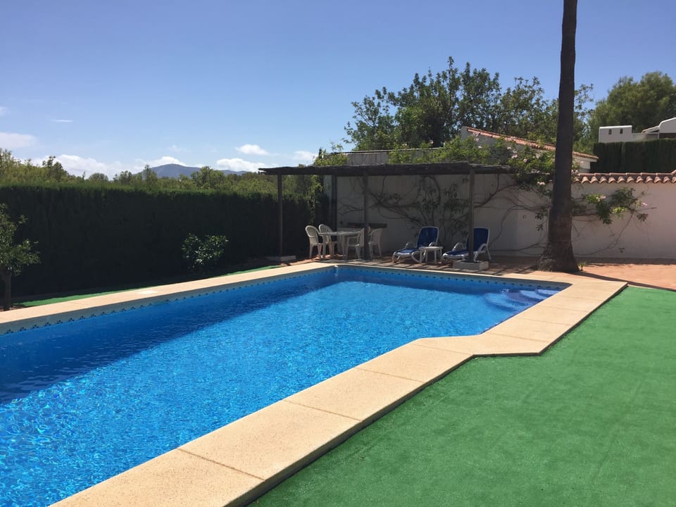 8.5m pool South facing to pergola and private Garage