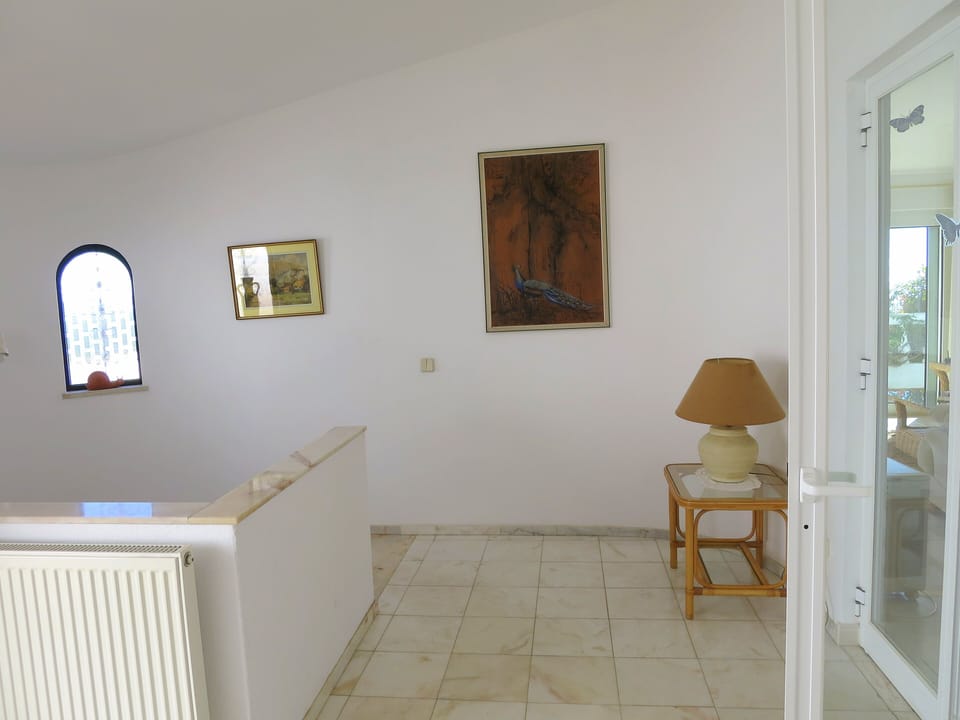 Spacious hall with the livingroom on right and stairs to the bedrooms downstairs