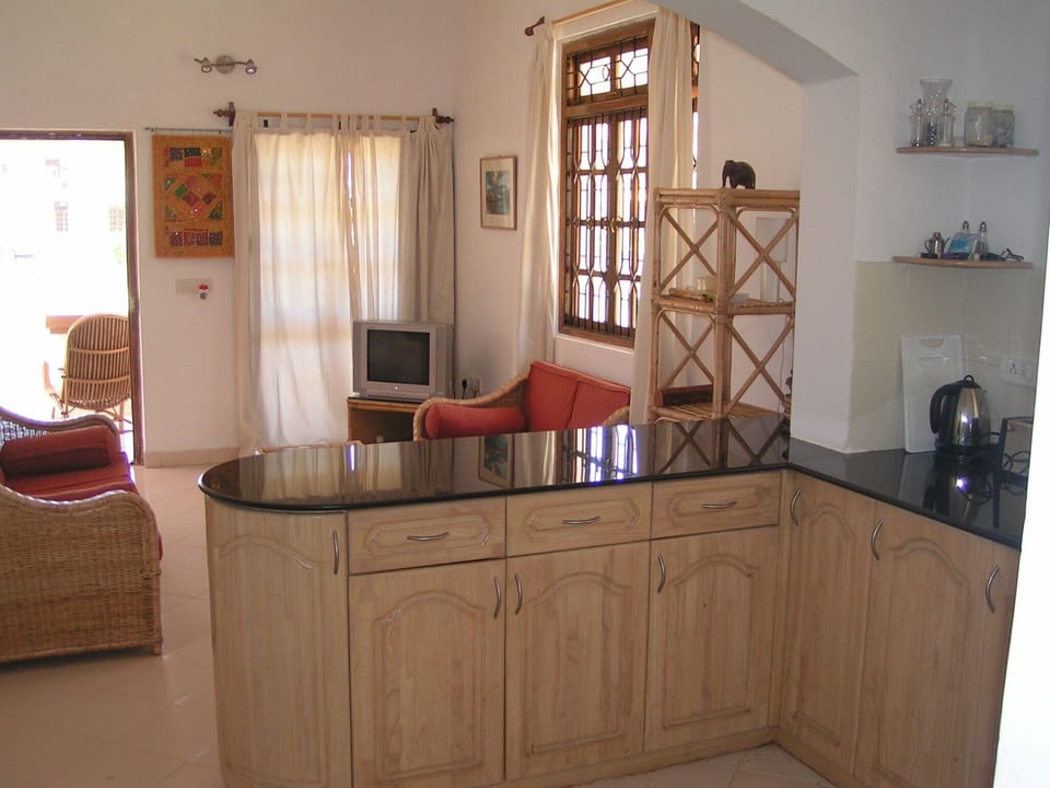 Open Plan Kitchen Lounge with fully equipped Kitchen & SAT TV