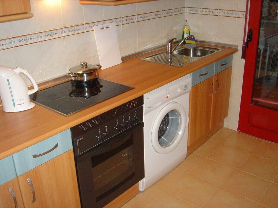 Fully Fitted Kitchen