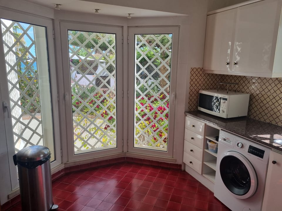 Kitchen/sea view