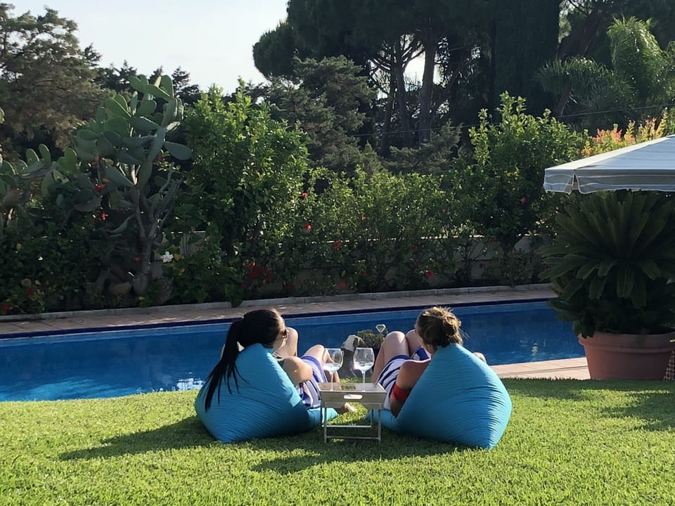 guests enjoying cocktail hour 