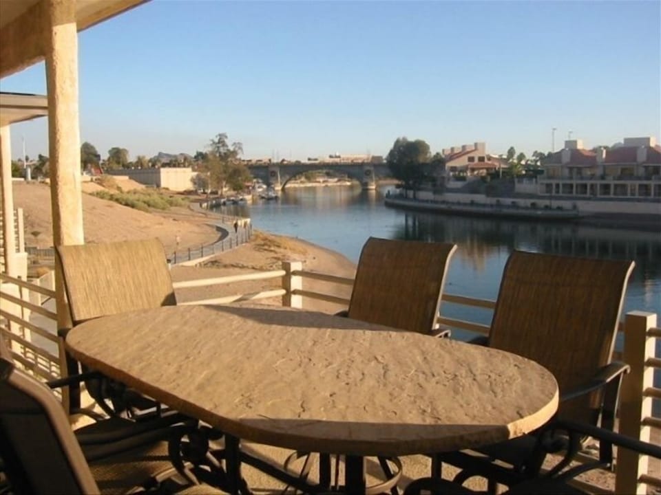 Gorgeous private patio with barbeque and MILLION $ view of London Bridge