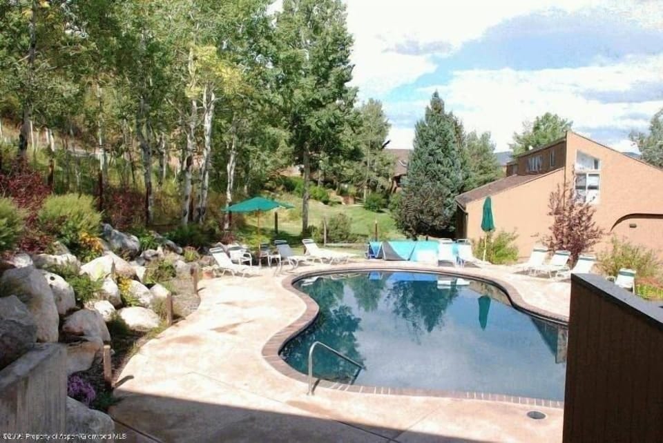 Pool-Summer (closed in winter.) Hottub is open all year.