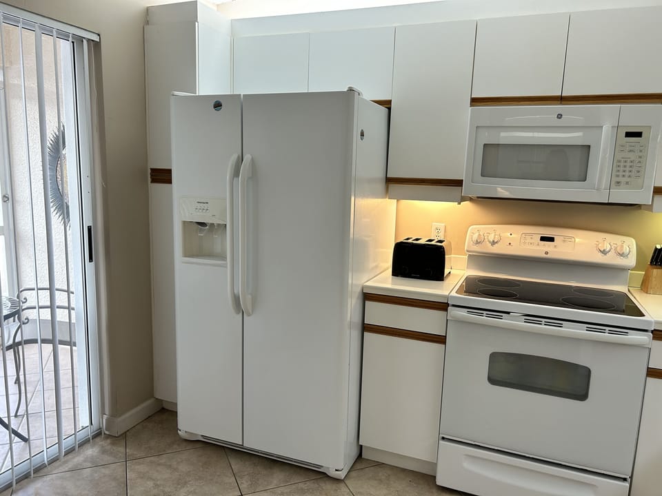Kitchen fully loaded with dishwasher, necessary appliances 