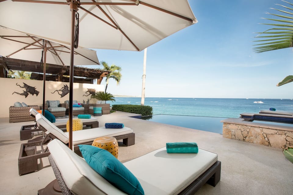 Infinity edge pool and jacuzzi perched above the beach