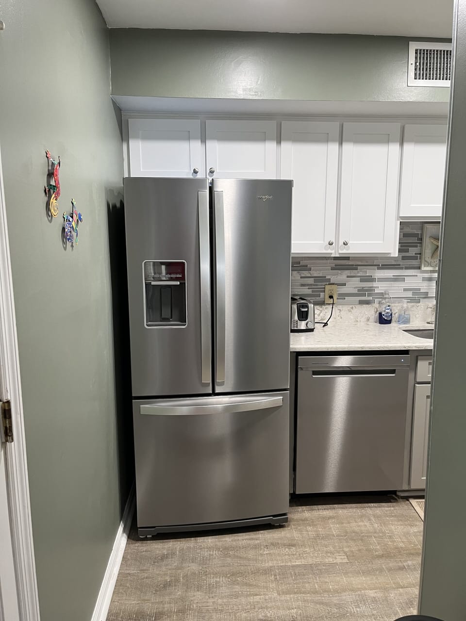 Fridge with icemaker and water dispenser