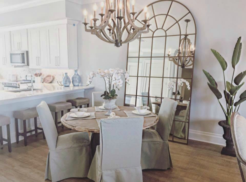 Dining Area & Bar Stools (there is also OUTDOOR dining or 6 on 1st floor patio.)