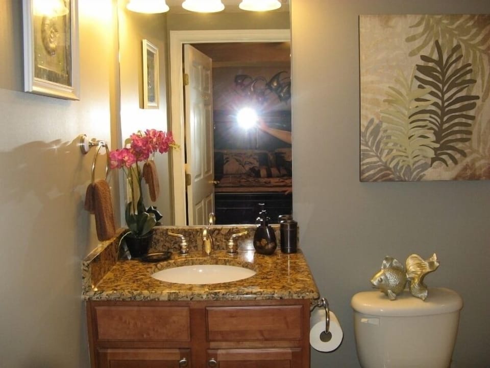 Private Full Bath in 2nd Bedroom