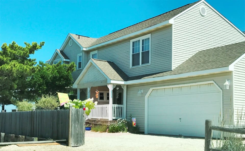 Streetside of House.
Parking for 2 cars in front of house and 1 in Garage.