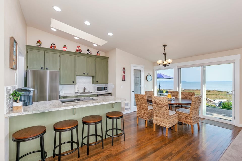 Kitchen with breakfast counter and dining room with a view!