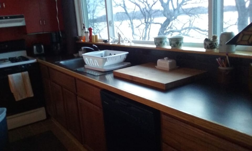 Counter looking Southwest
Dishwasher Oven 