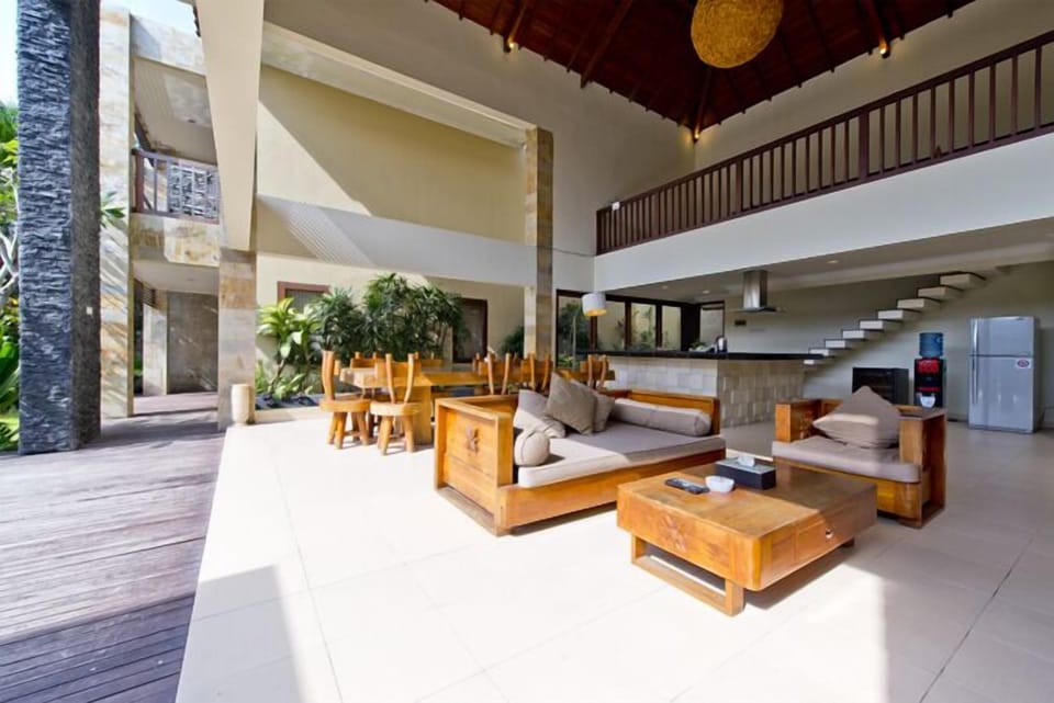 10 Bedooms Villa,10 minutes to the beach