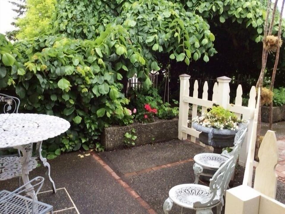 Private patio area on Spring Street three blocks from ferry downtown.