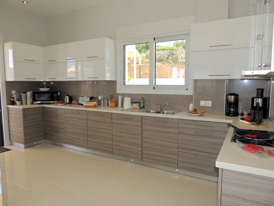 Zeus Bay fully fitted modern kitchen.
