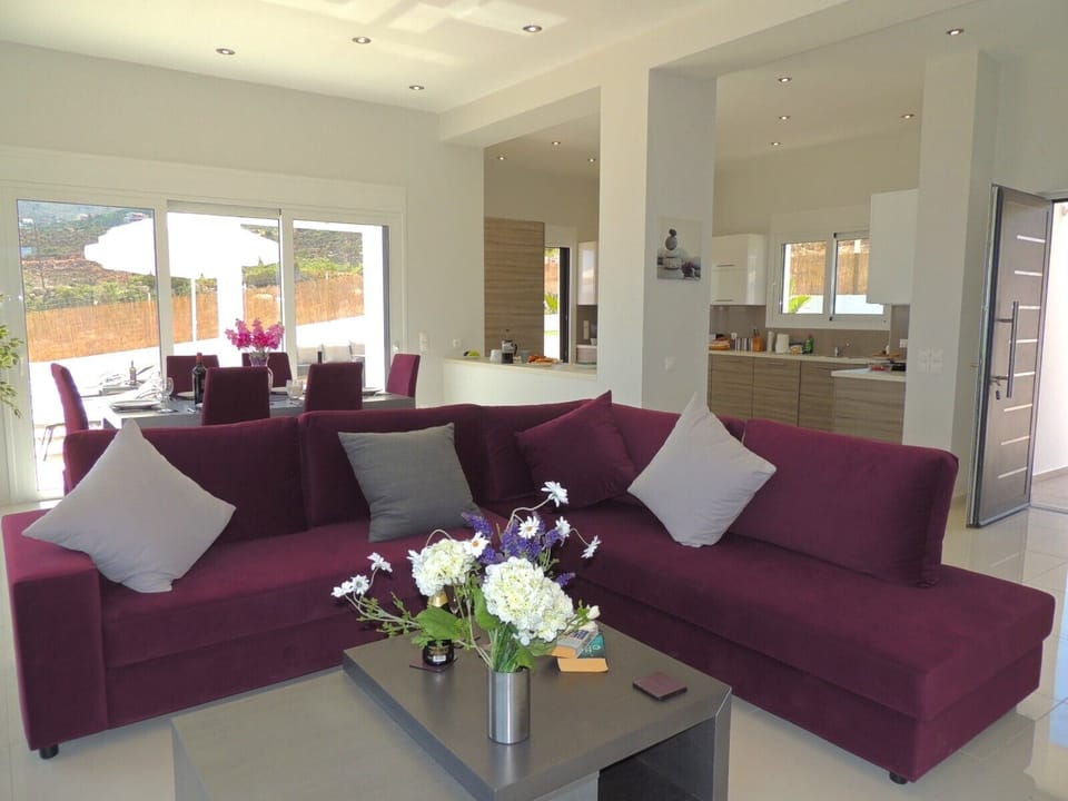 Zeus Bay open plan living, dining, and kitchen.