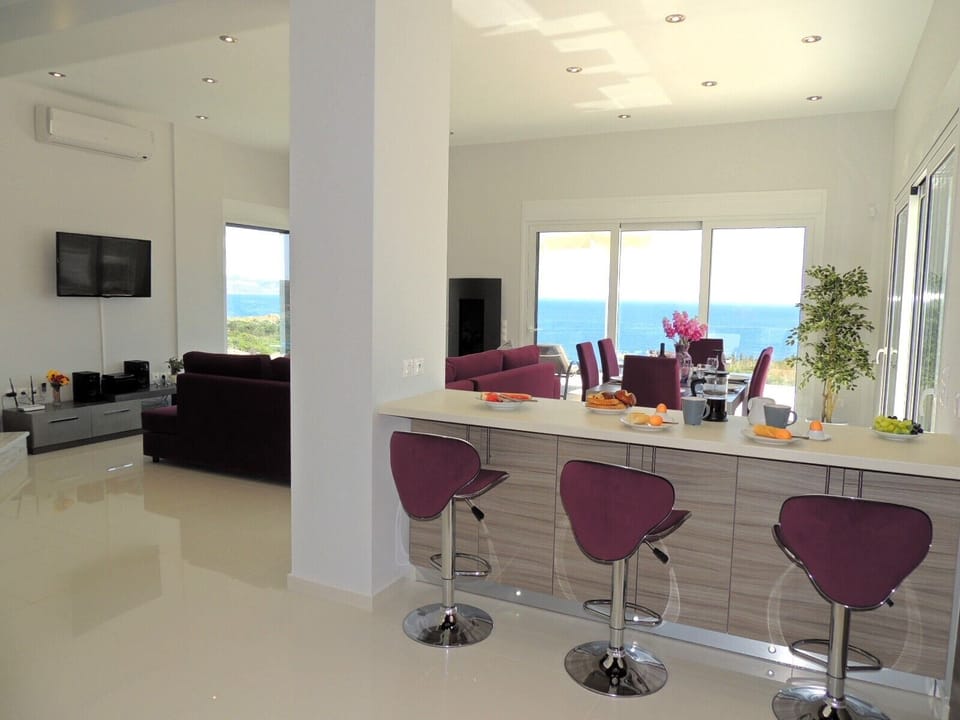 Zeus Bay kitchen breakfast bar.