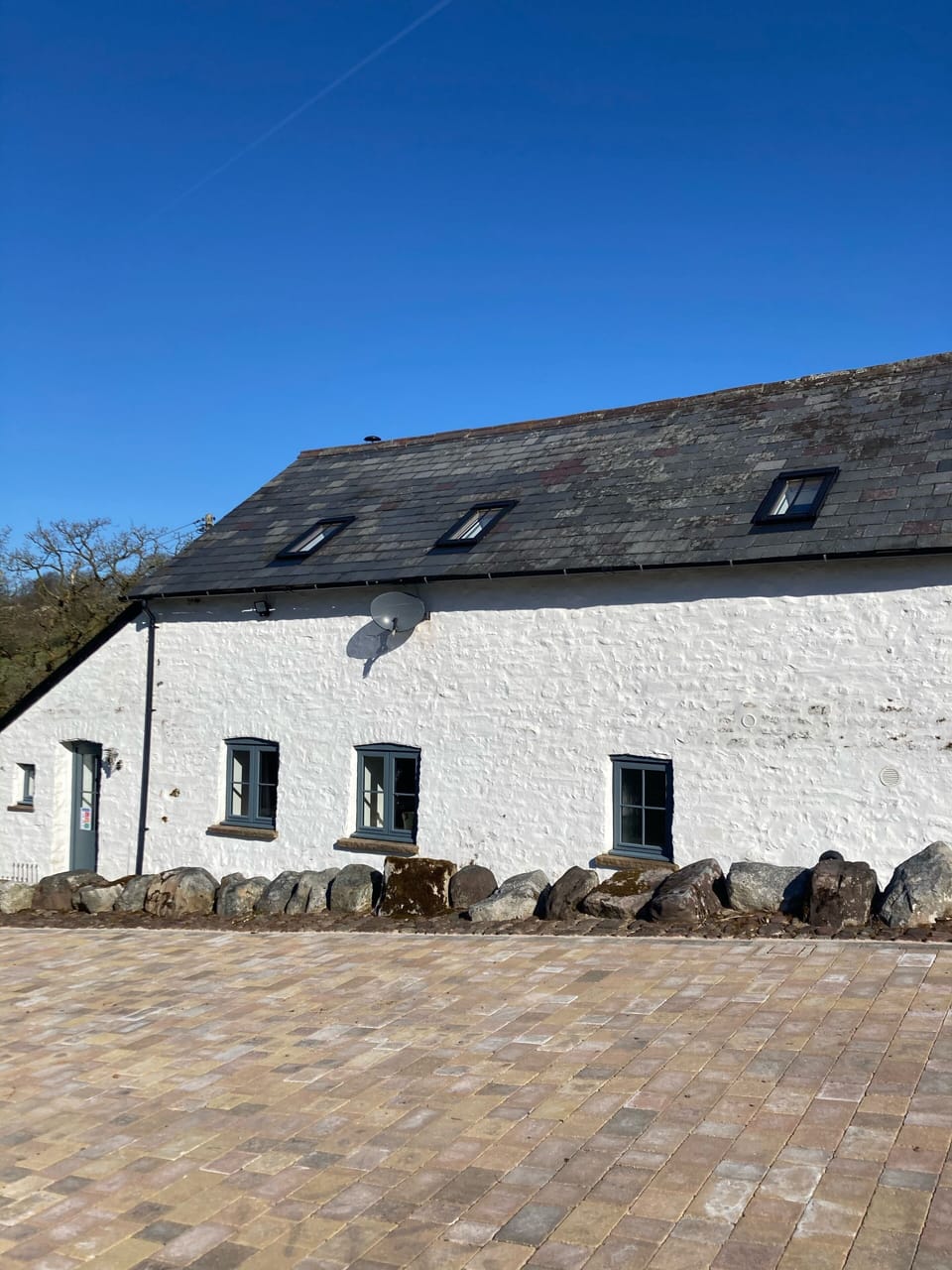 Spacious car parking area 