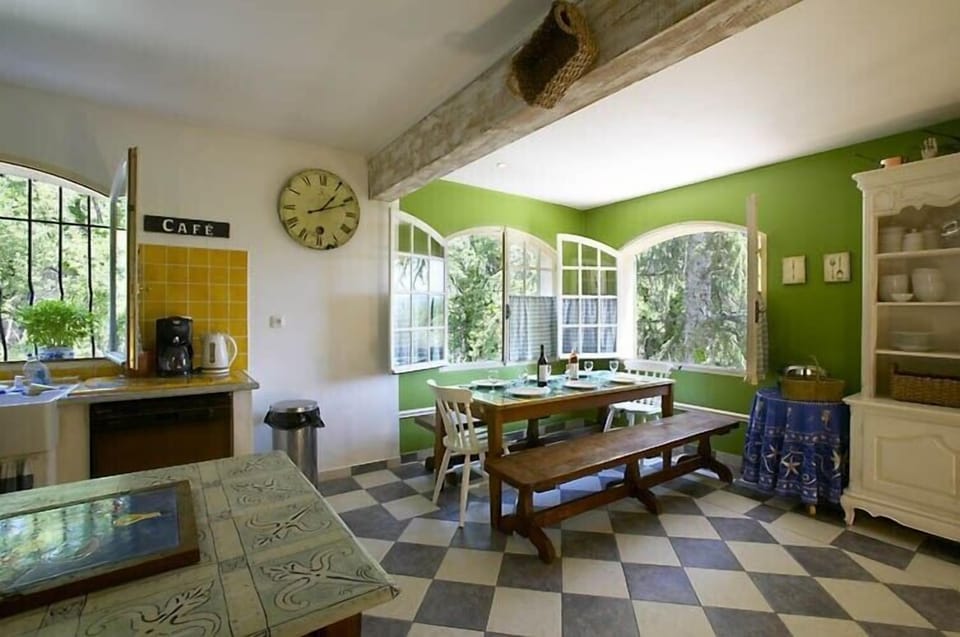 Large Provencal family kitchen with breakfast table