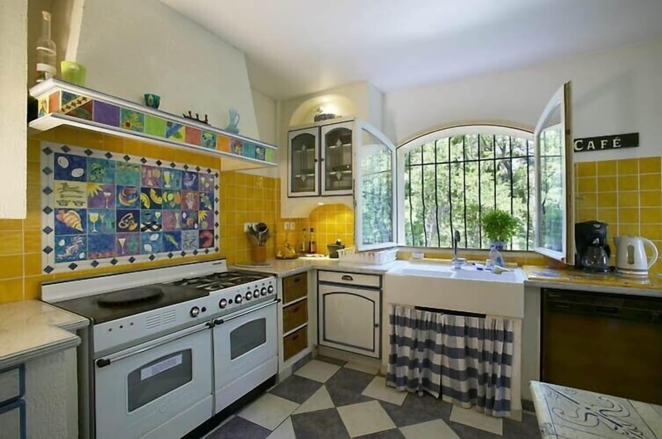 Bright provencal kitchen
