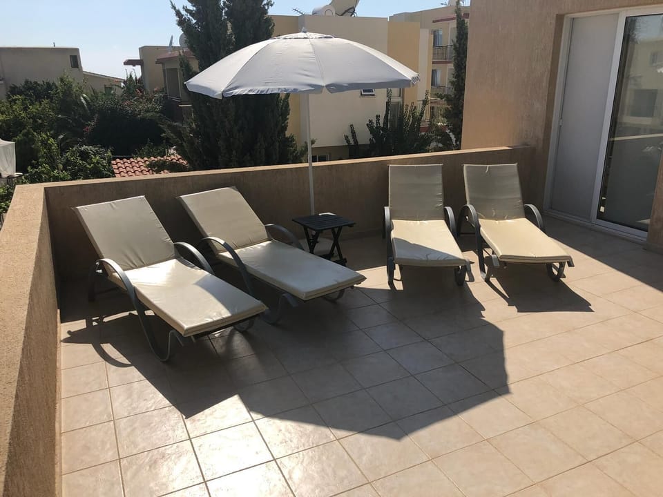 A balcony with how many loungers?!