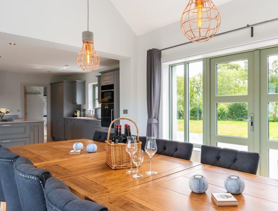 Fantastic eating table in real wood and nice sitting chairs 