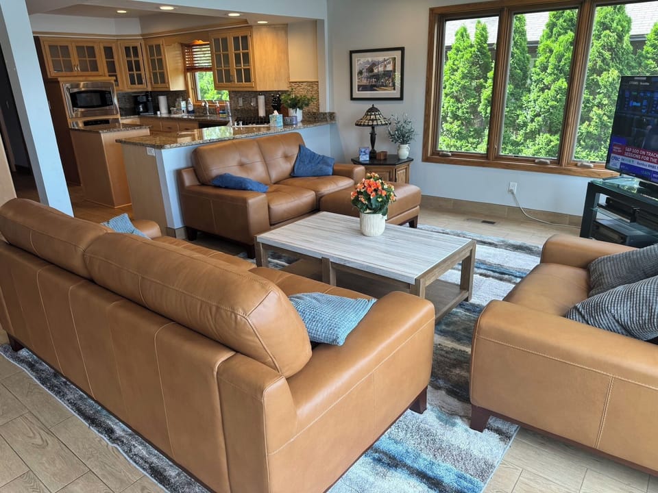 KITCHEN OPENS TO LIVING ROOM W/SAME BIG VIEWS