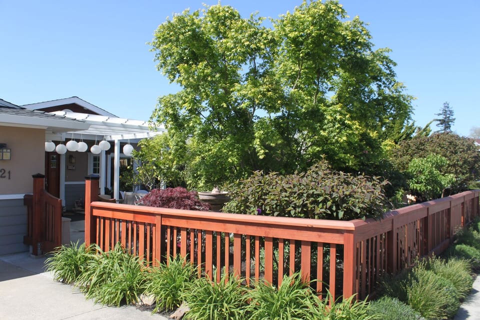 Entrance and front yard.
