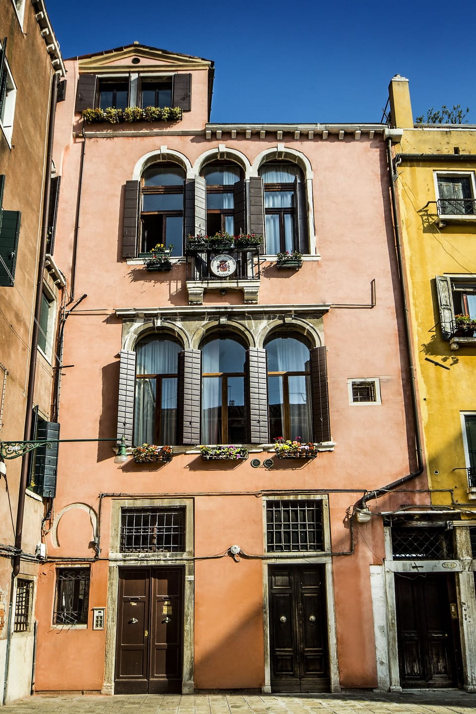 The apartment 3 large windows on the 1st floor "piano nobile"