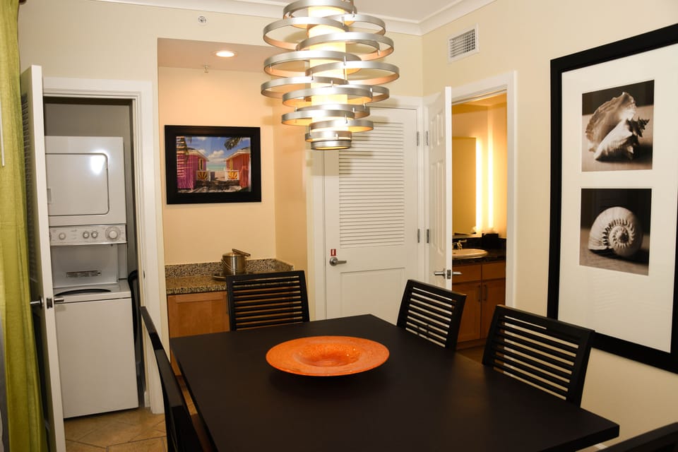 Dining room seats 6, in unit washer & dryer