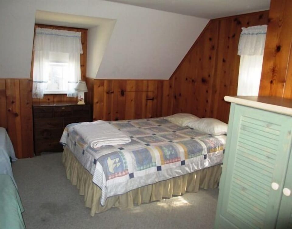Queen bed with two twins on second floor.
